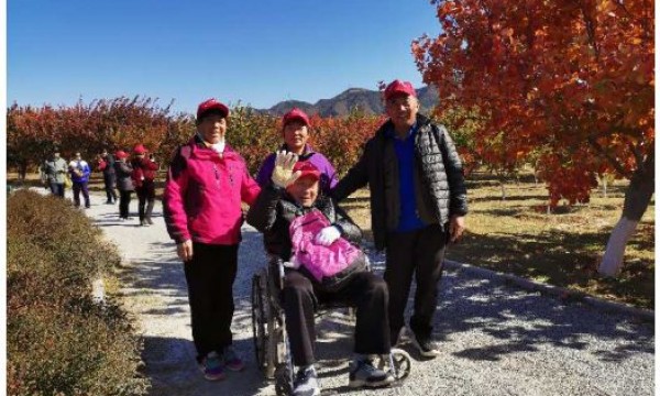 结伴出行，其乐融融——后沙峪温馨家园赴七孔桥花海开展健步走活动