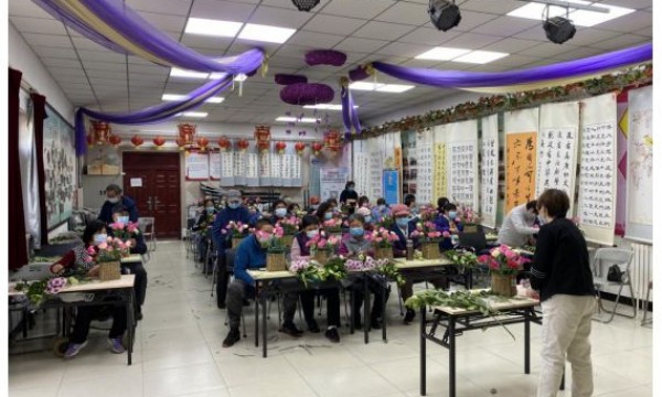 不忘初心寄党恩，花香溢满祖国情——旺泉街道温馨家园插花活动小记