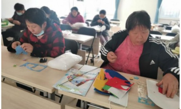 高丽营镇温馨家园开展首次小组活动——手工制作棉花音乐钟