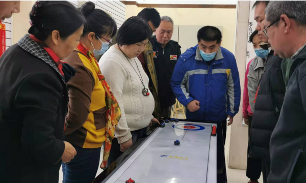 和平街温馨家园开展冬奥项目冰壶体验活动