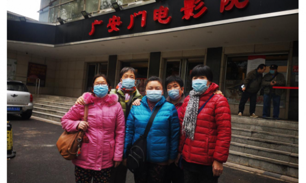 党建引领向前，红星照耀家园——广内街道温馨家园开展红色观影活动