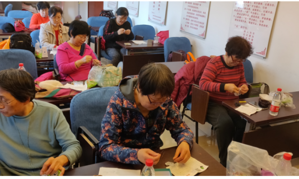 芍药居一社区开展“幸福到家”兴趣小组串珠活动