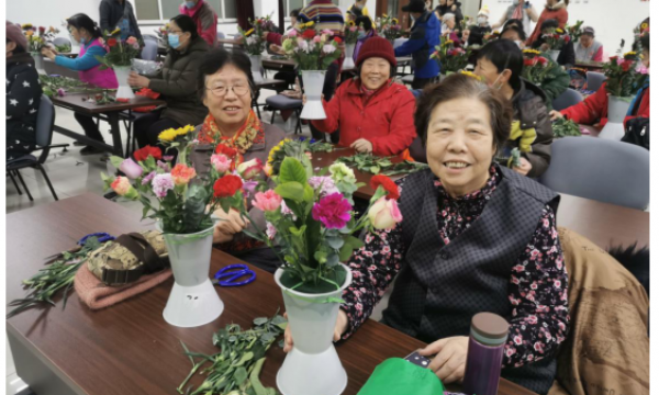 “芳华优雅，精彩生活”——香山街道温馨家园开展花艺体验活动
