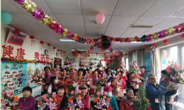崔各庄地区温馨家园举办“解花语，弄花香”插花活动